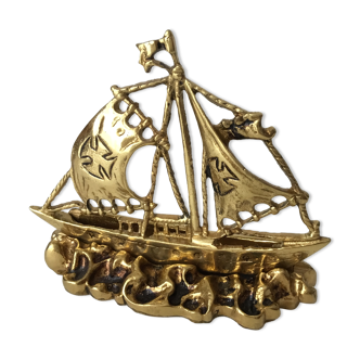 Ship-shaped paperweight
