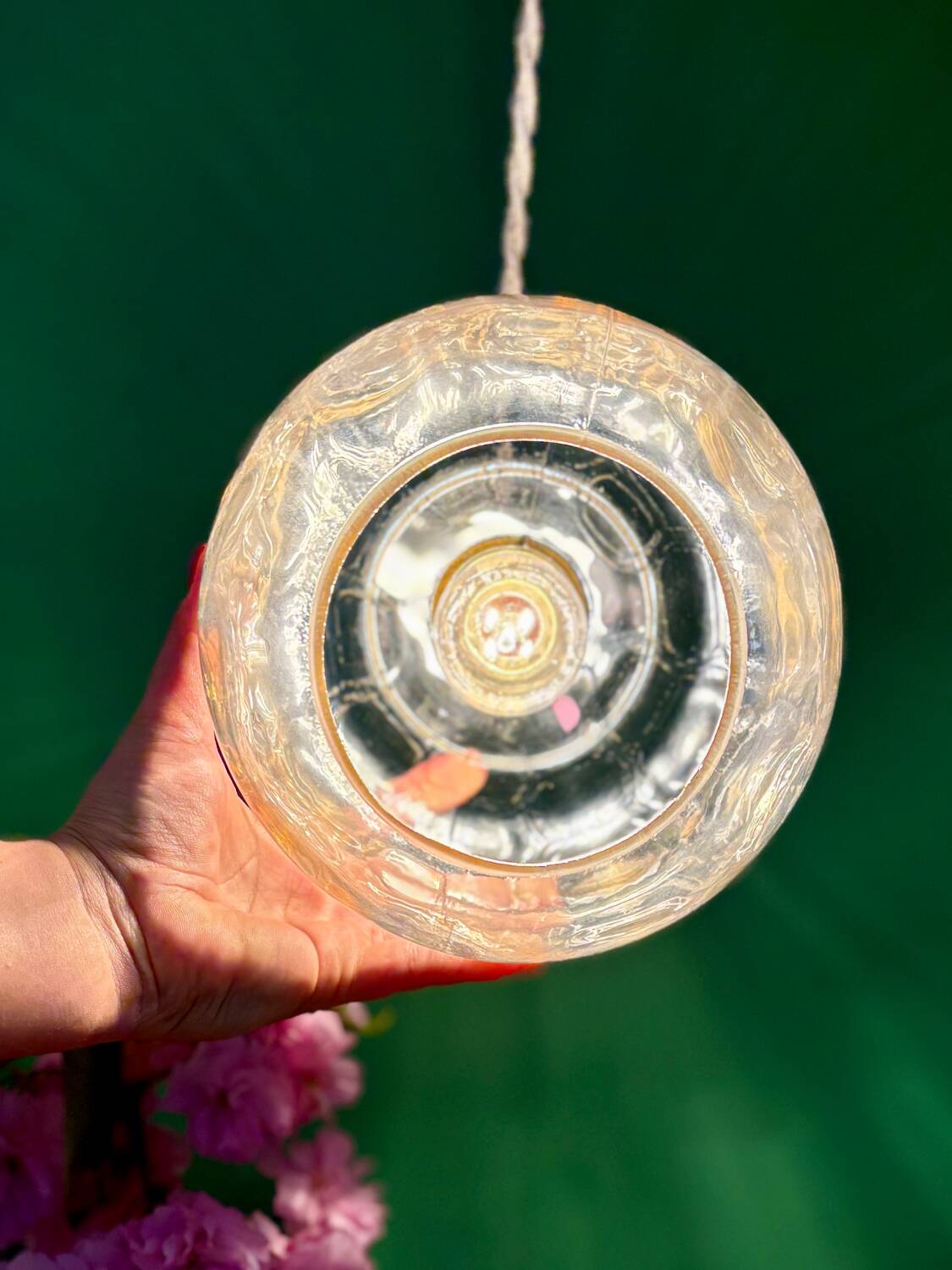 Suspension globe vintage en verre ambré