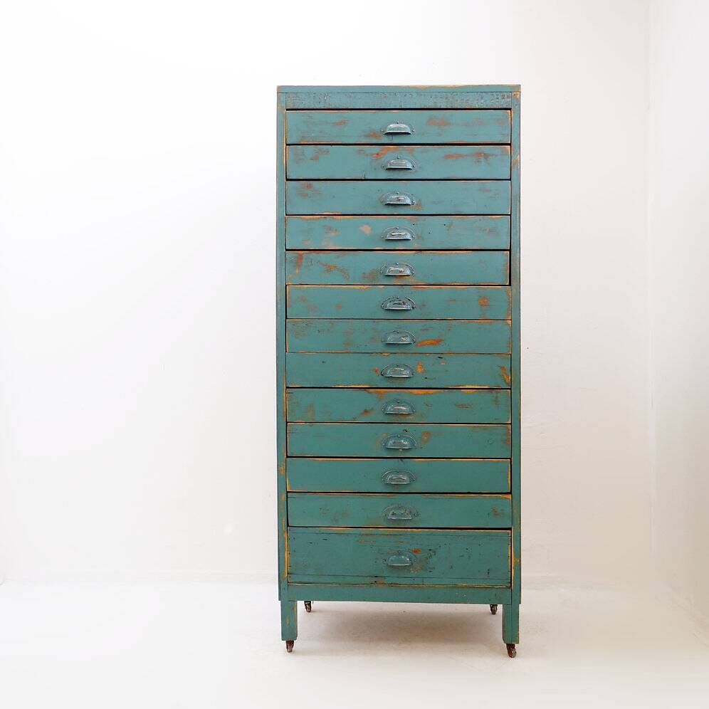 Industrial workshop furniture in pine with 12 drawers, circa 1940.