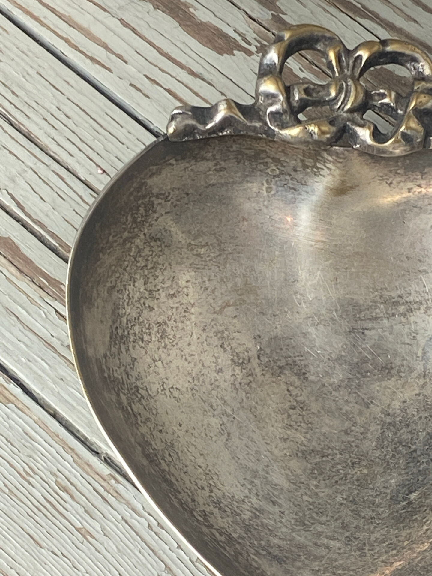 Heart and bow metal silver-plated catchall tray