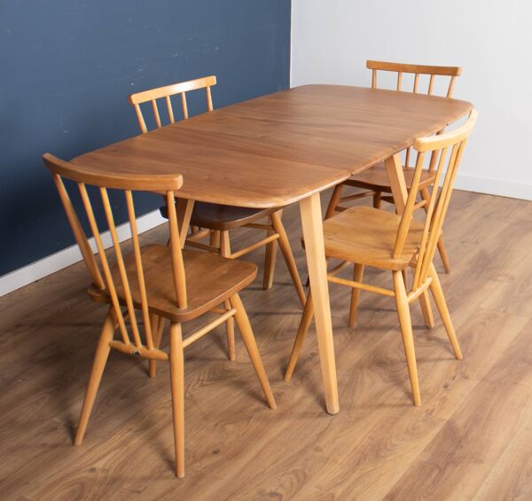 Table à manger rétro blonde Ercol modèle 383 et quatre chaises de cuisine à dossier en bâton