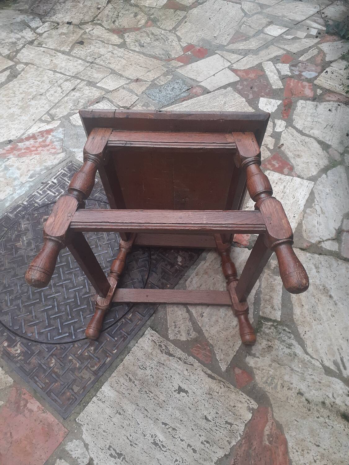 Low table with 2 small stools