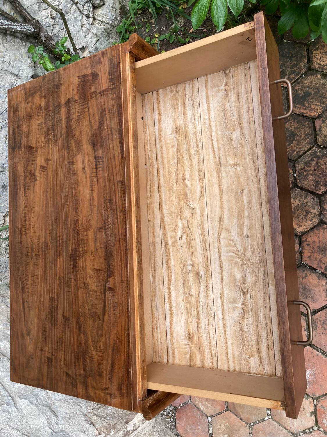 Compass leg chest of drawers