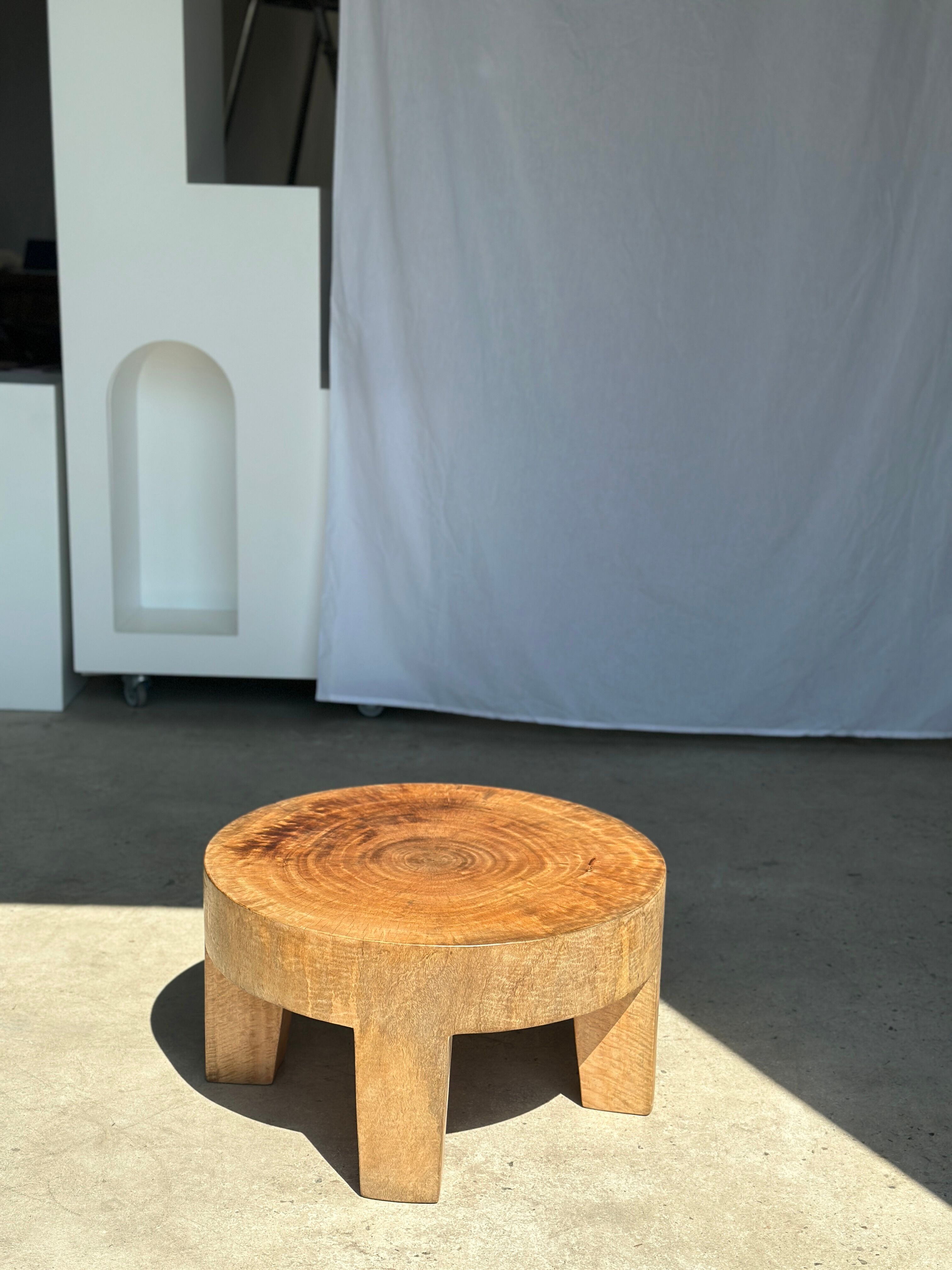 Quadripod coffee table in solid wood monoxyl natural color (dark)