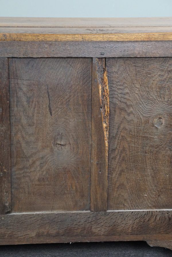 Antique oak chest of drawers with 4 drawers