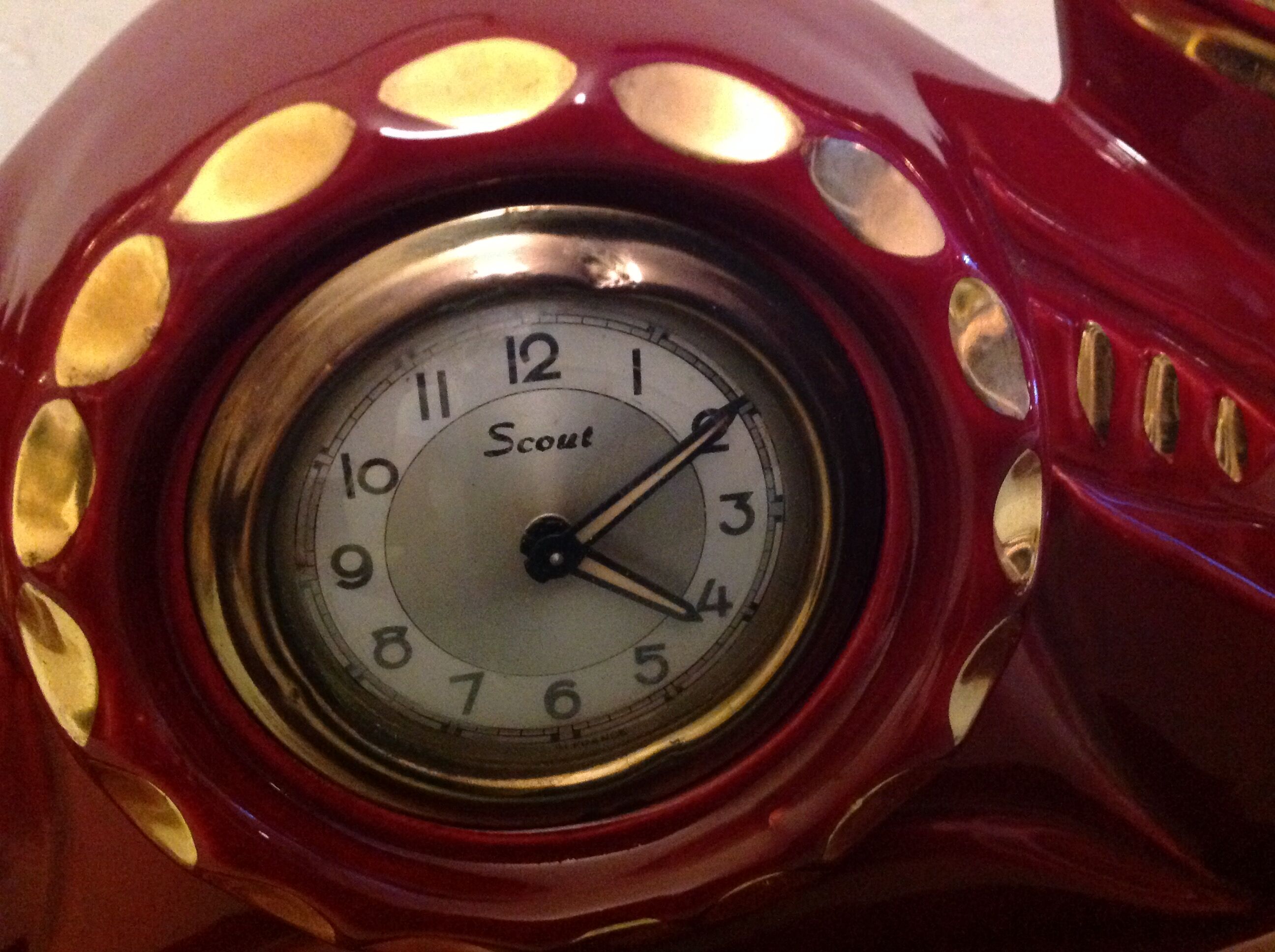 Scout clock in red ceramic bordeaux art deco style