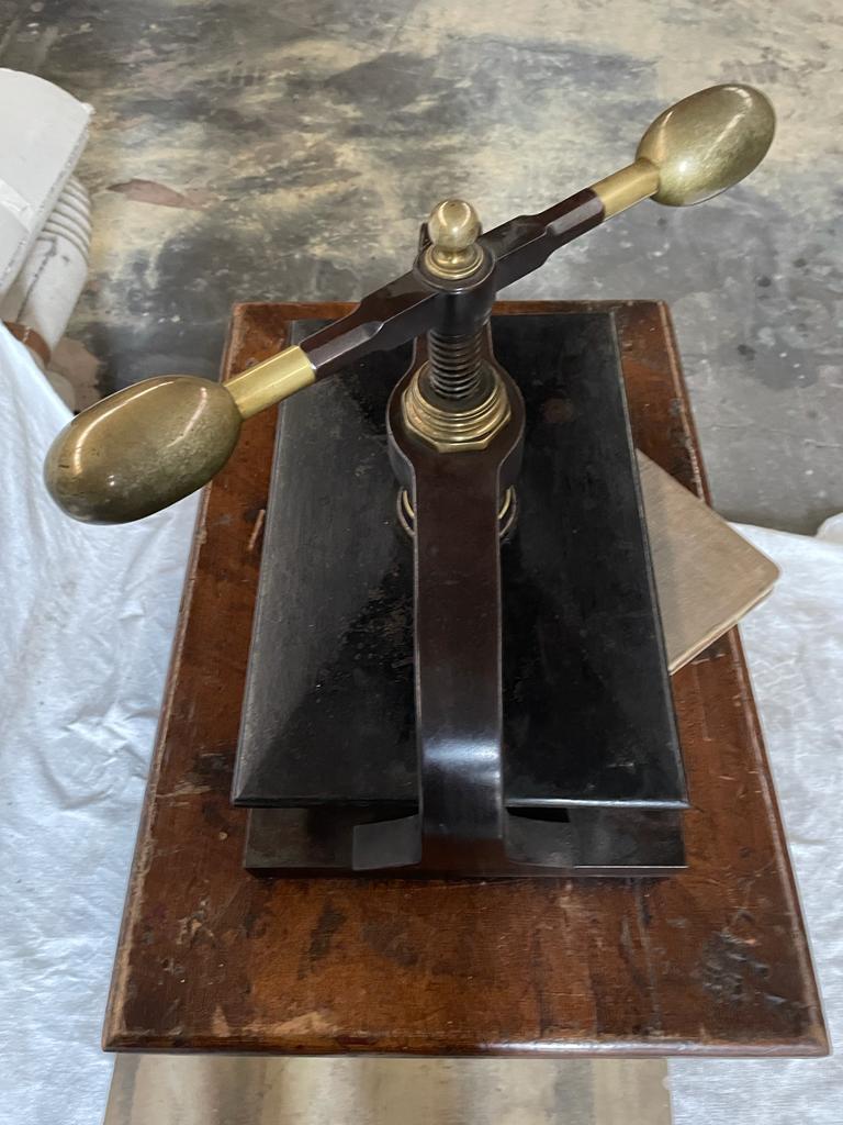 Presse à livres anciens