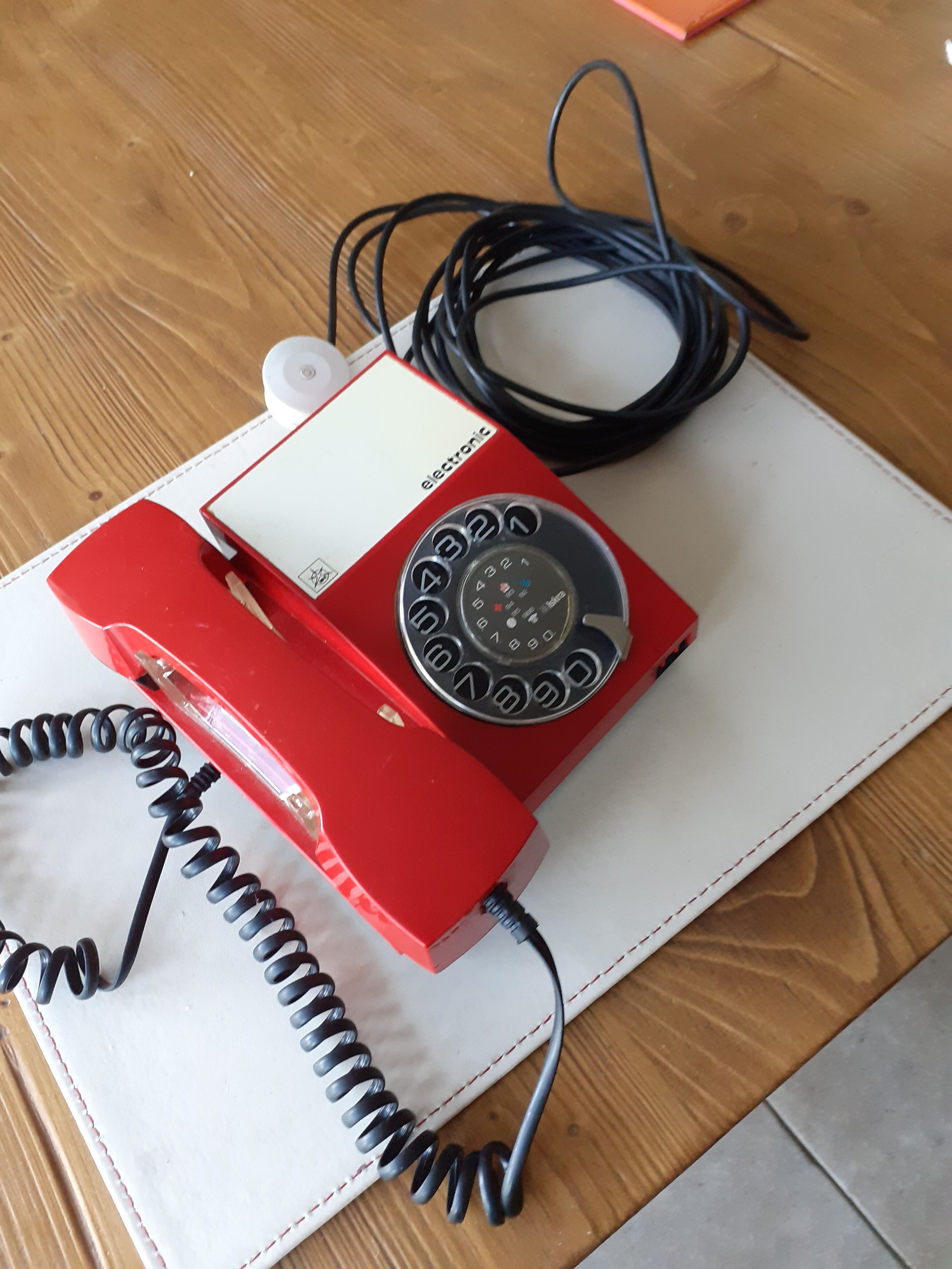 Telephone red iskra electronic 1965