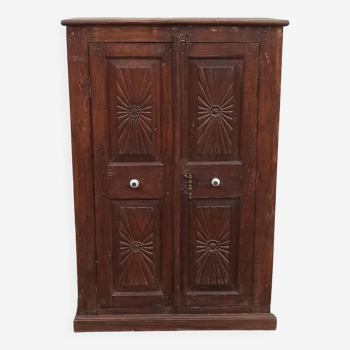 Armoire ancienne en bois avec poignées céramique