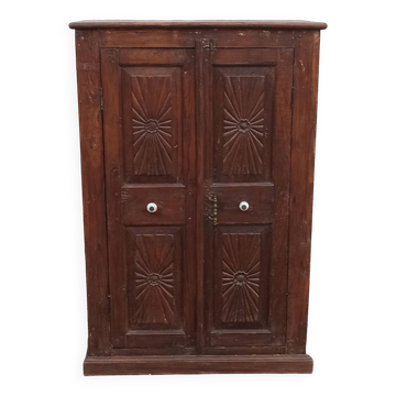 Armoire ancienne en bois avec poignées céramique