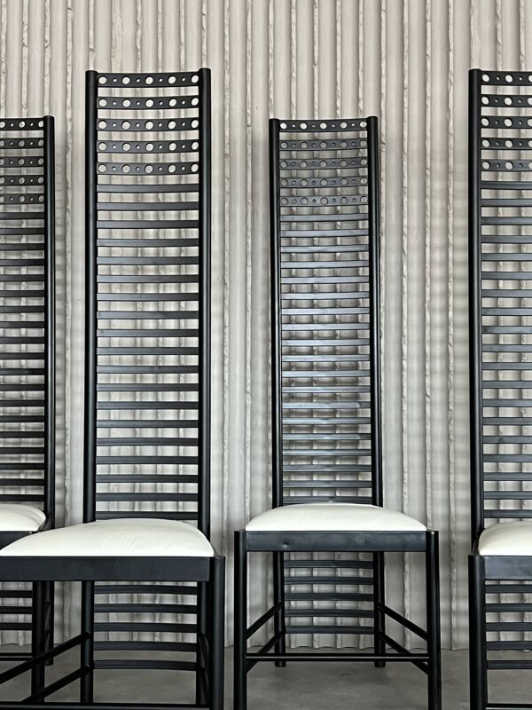 Ensemble de 4 chaises de salle à manger en acier postmodernes – Design sculptural à dossier haut, vers 1980.