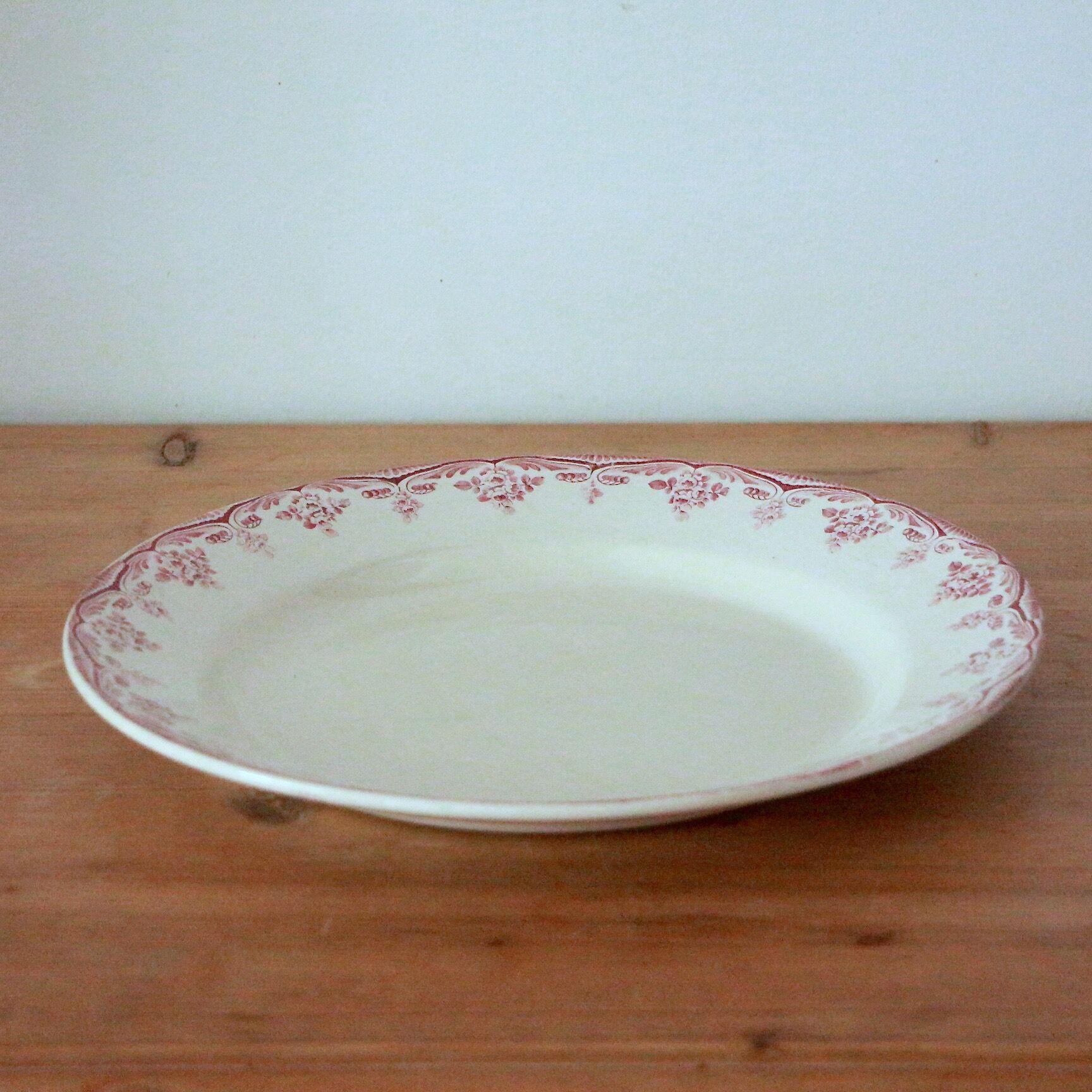 Pair of plates red motif Boulenger