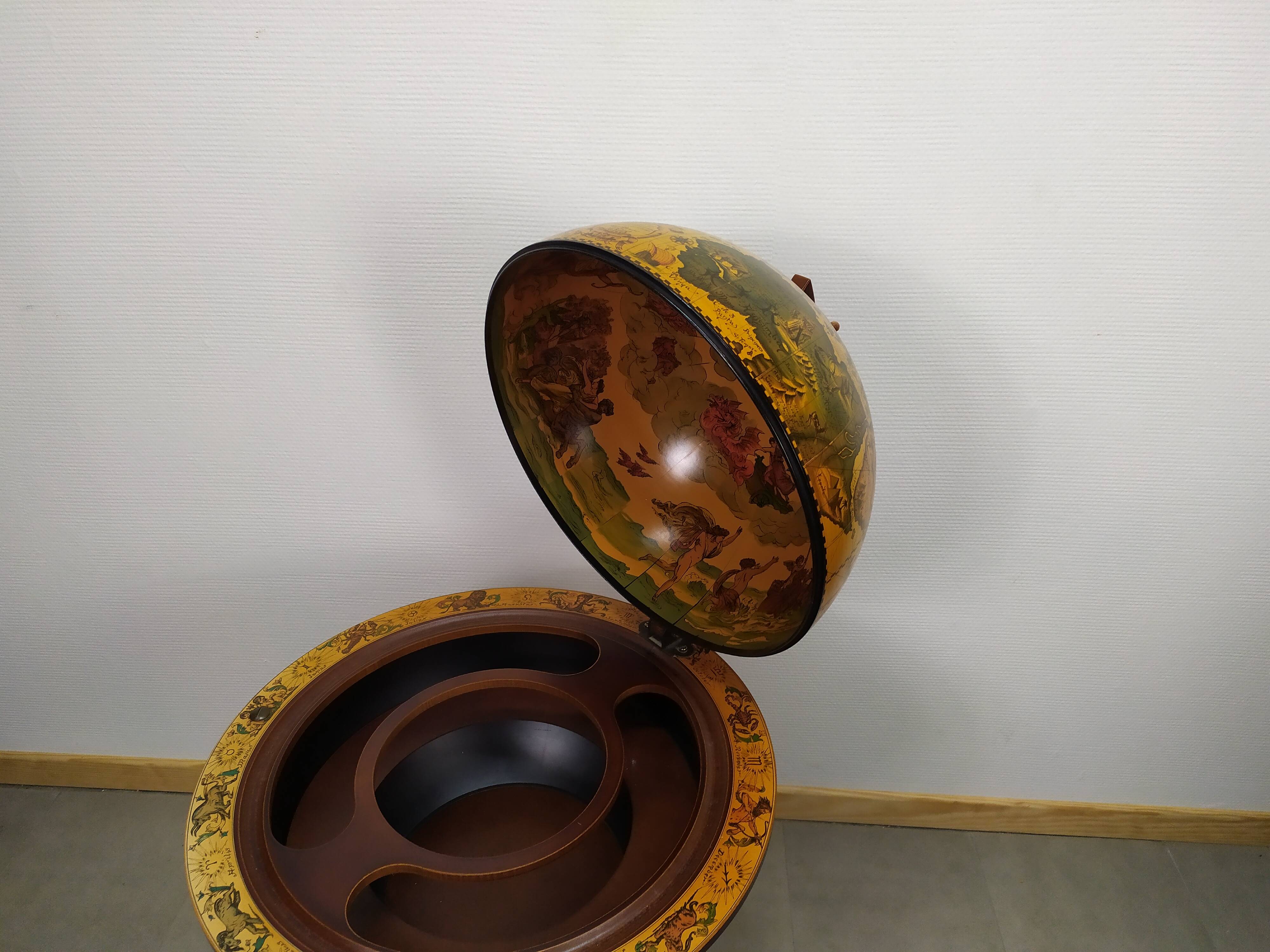 Meuble bar globe en bois sur roulette