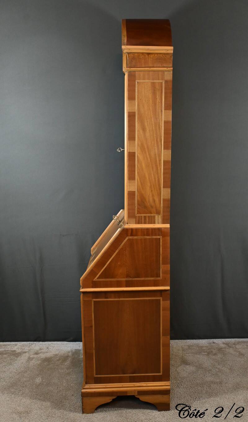 Scriban Showcase in Blond Mahogany, England – 1960