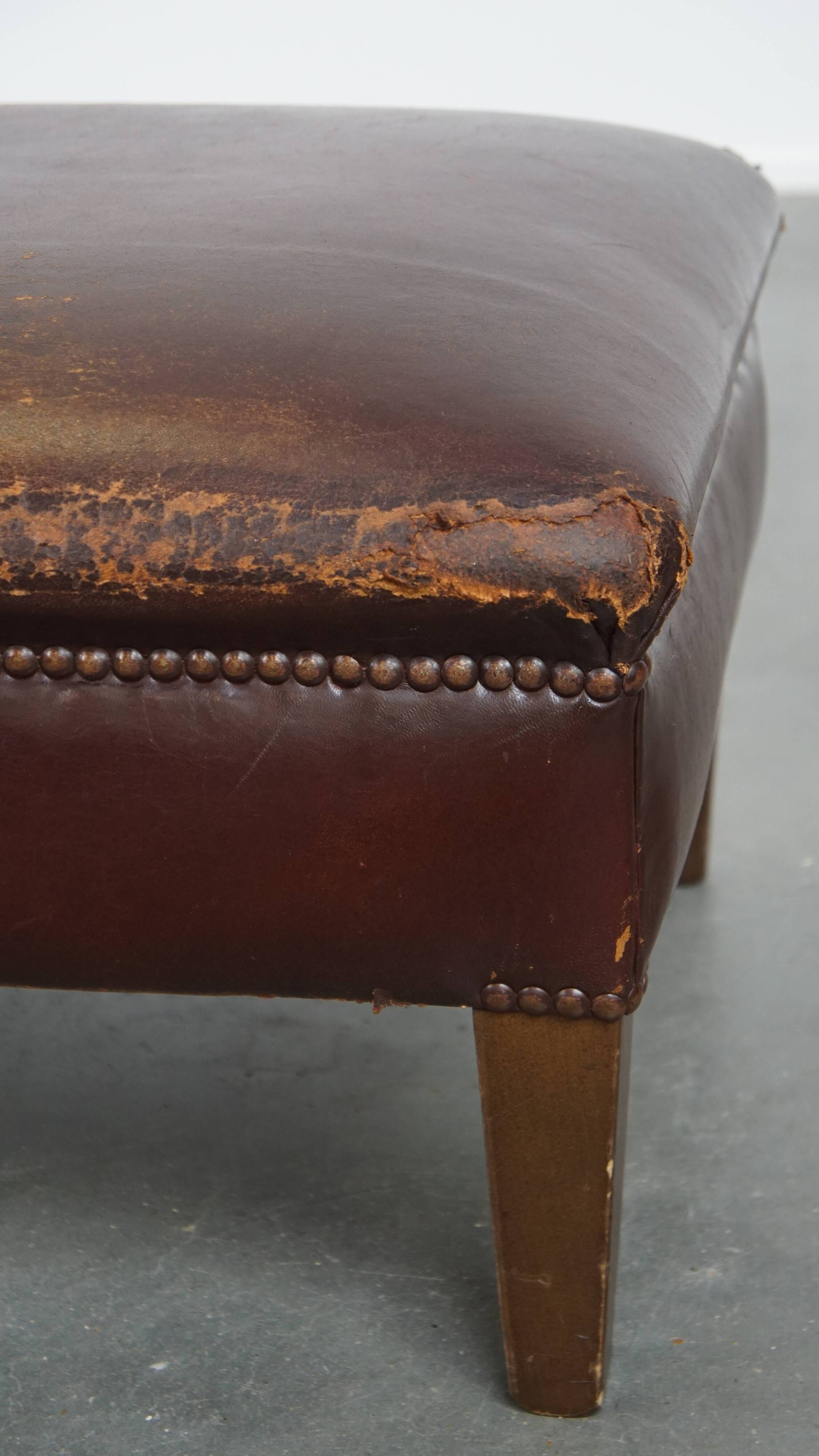 Ottoman vintage en cuir de mouton