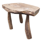 Table basse brutaliste en bois massif, tripode. (Art populaire)