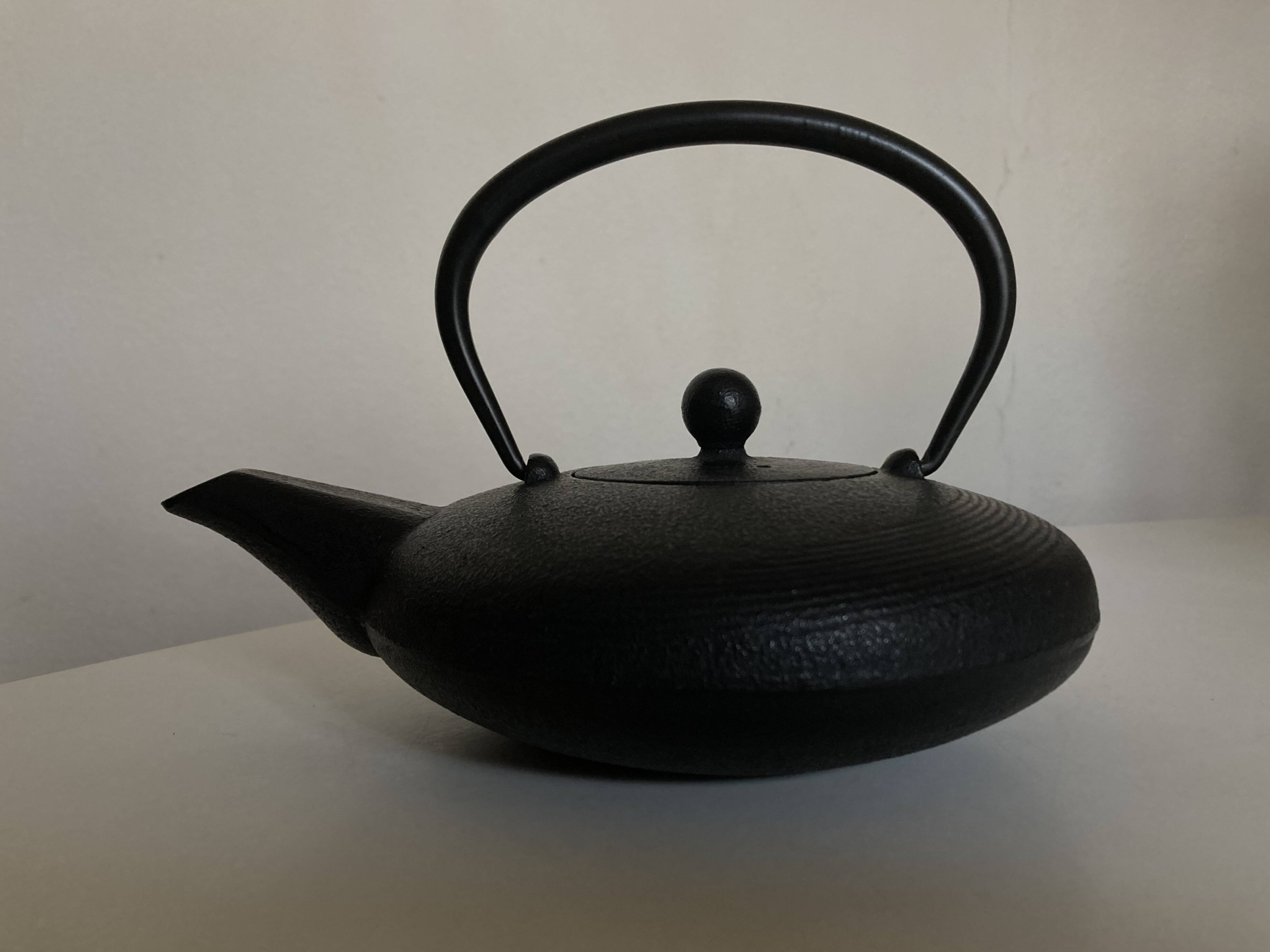 Théière ancienne en fonte japonaise Iwachu  0,5L noire