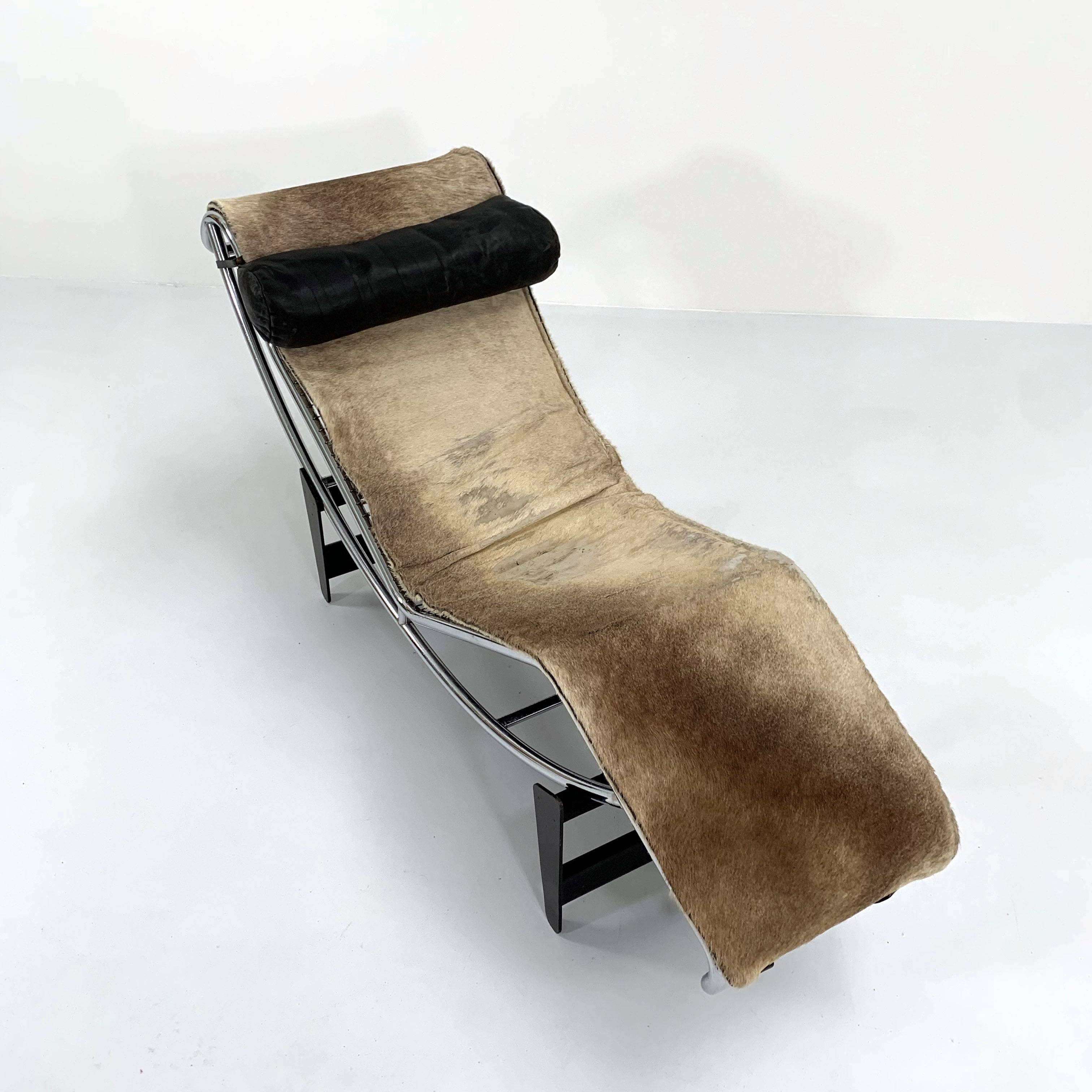 LC4 pony skin chaise longue Serial number 396 by Le Corbusier for Cassina, 1960