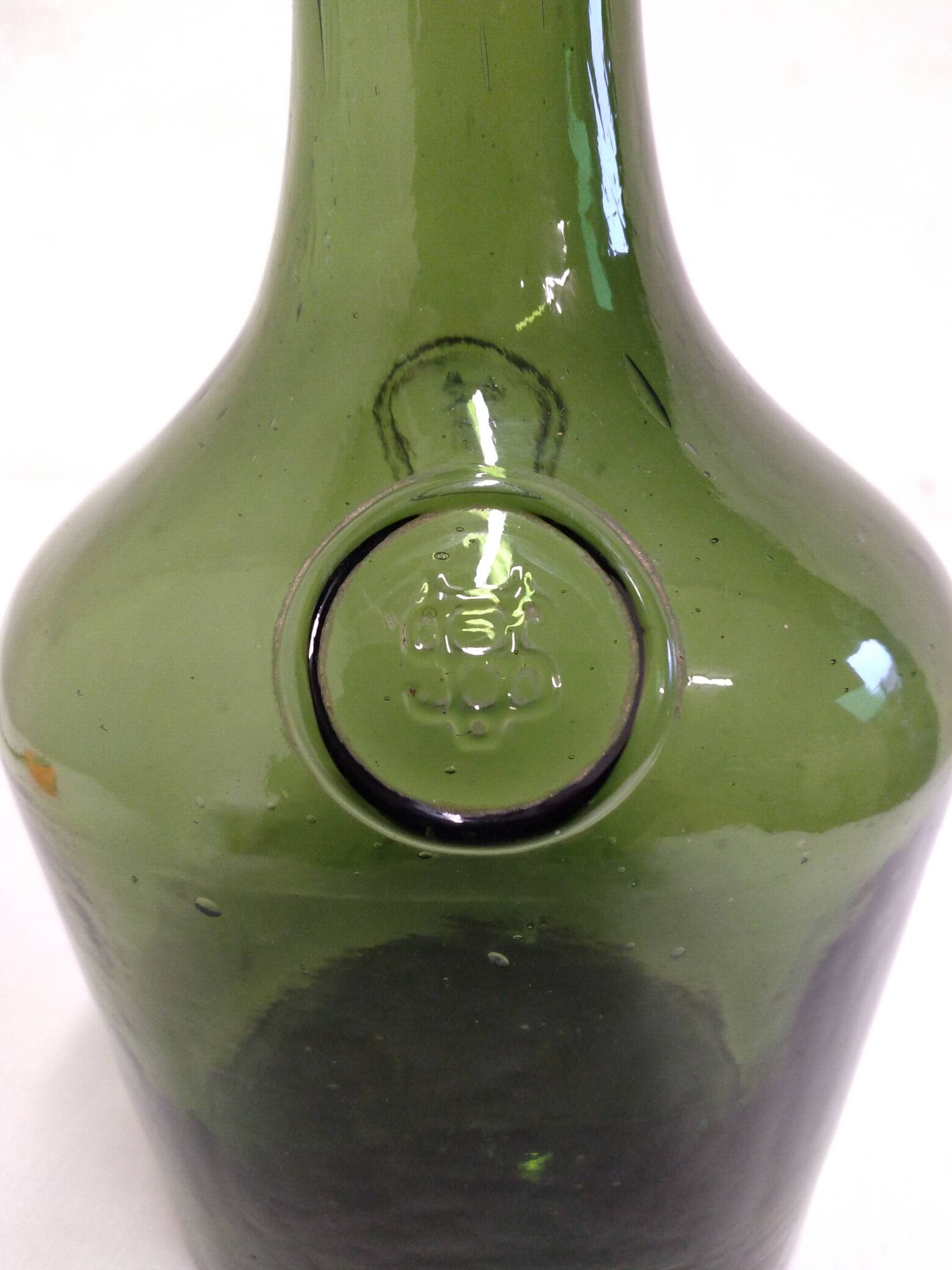 Bouteille en verre soufflé ancienne
