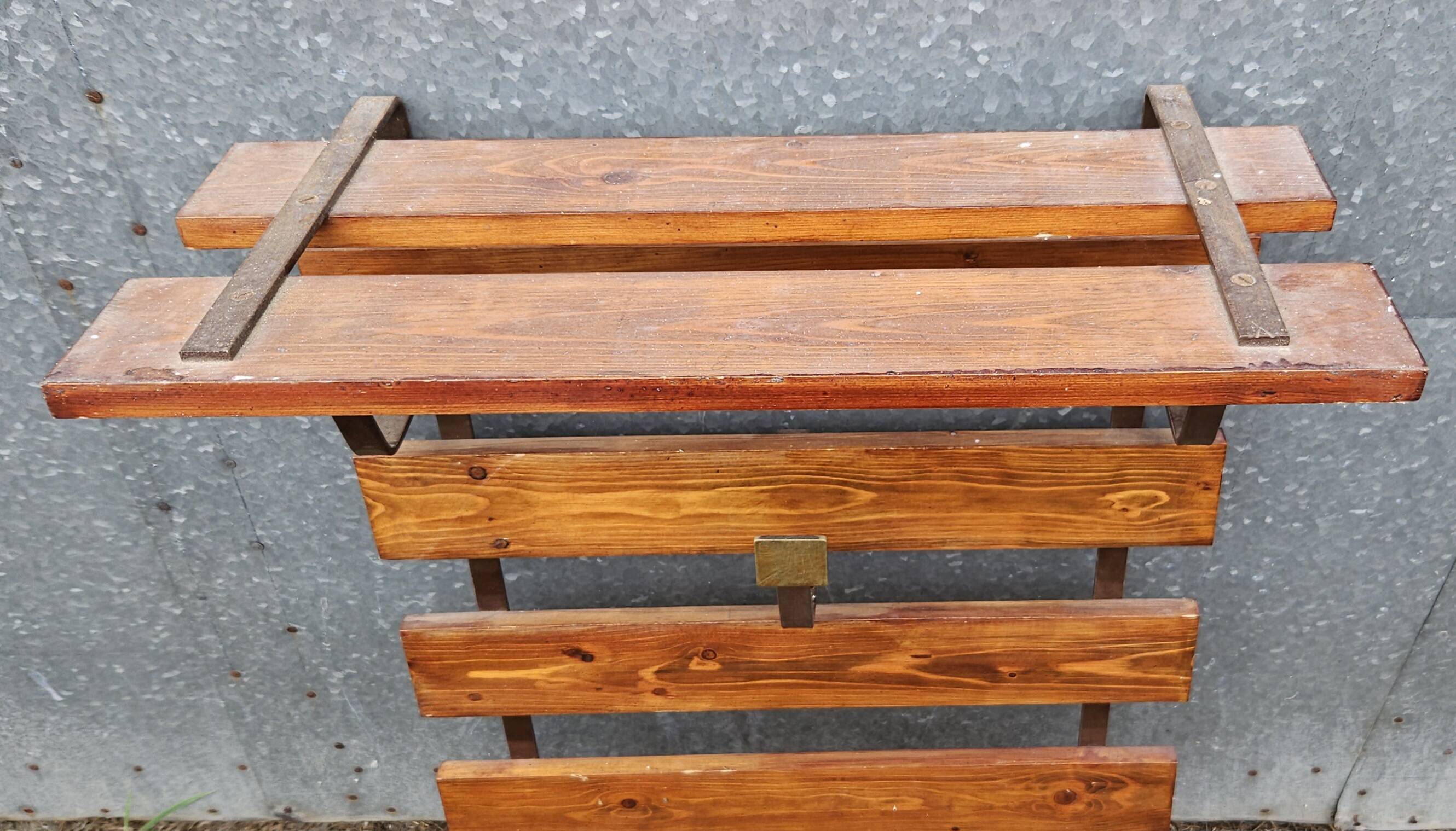 Wall-mounted coat rack in iron and wooden slats