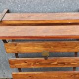 Wall-mounted coat rack in iron and wooden slats