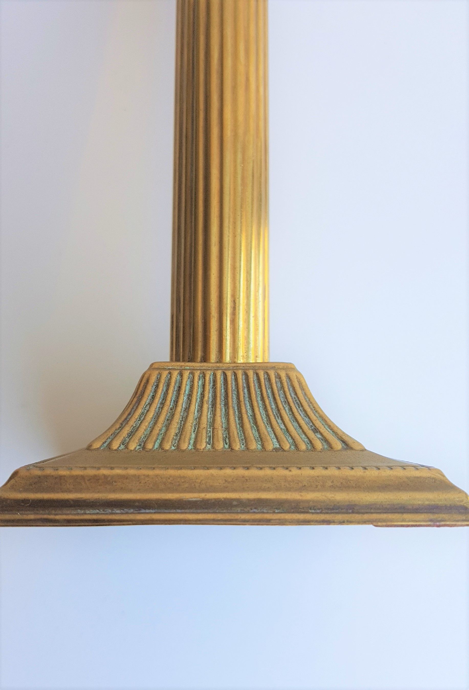Paire de bougeoirs colonnes en laiton et bronze