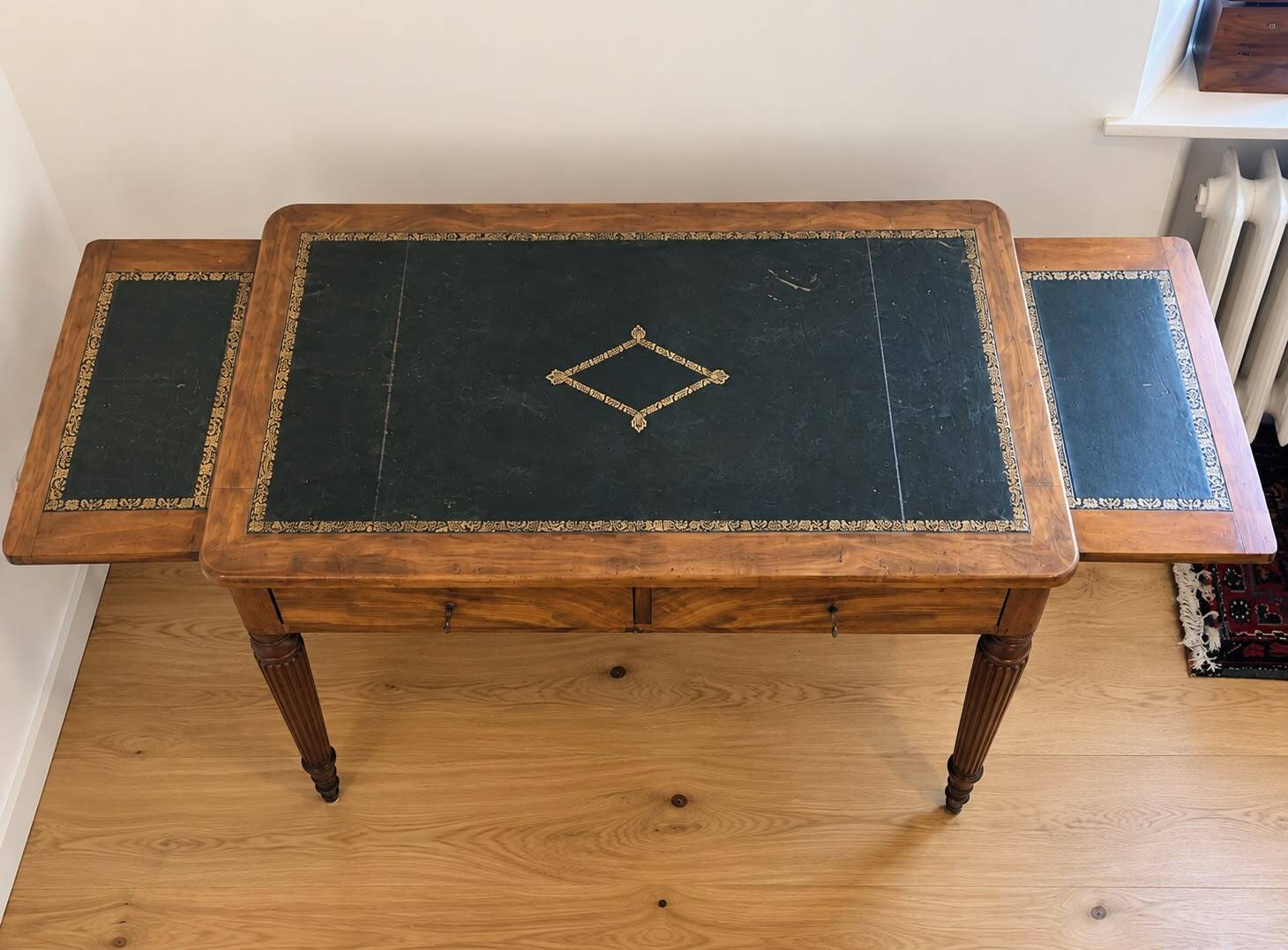 Very elegant antique desk in the Louis XVI style, probably made of walnut.