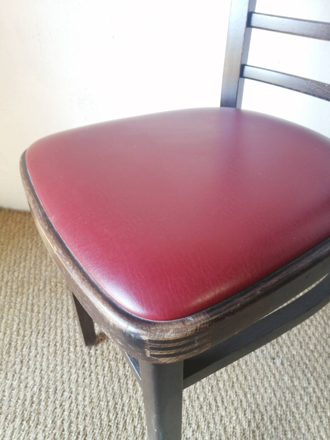 Lot de 4 chaises bistrot TON en bois courbé et assises en skaï rouge vintage.