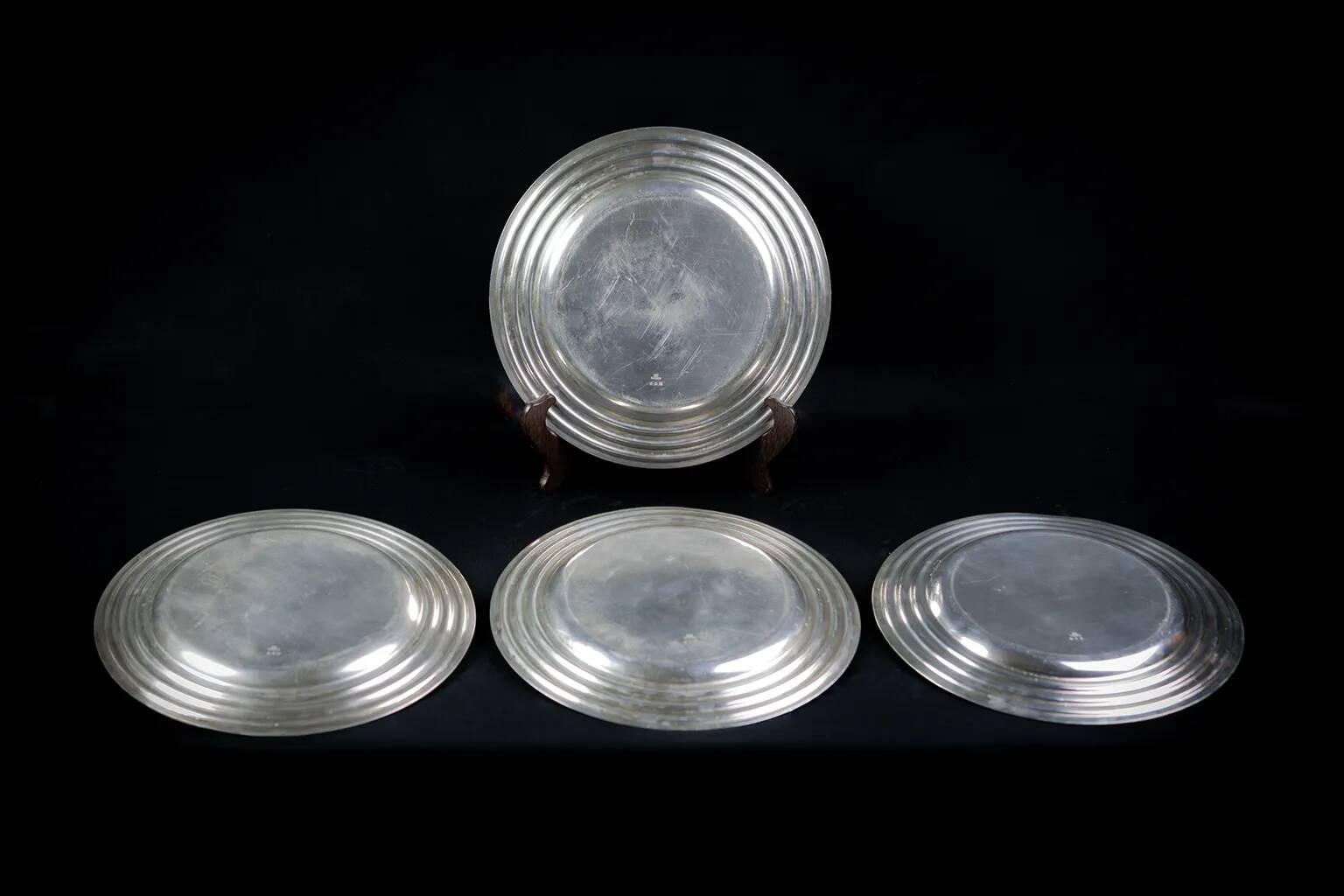 4 Assiettes Art Déco métal argenté – Christofle, Ondulations par Luc Lanel