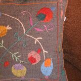 Coussin suzani en laine coloré à broderies bohème