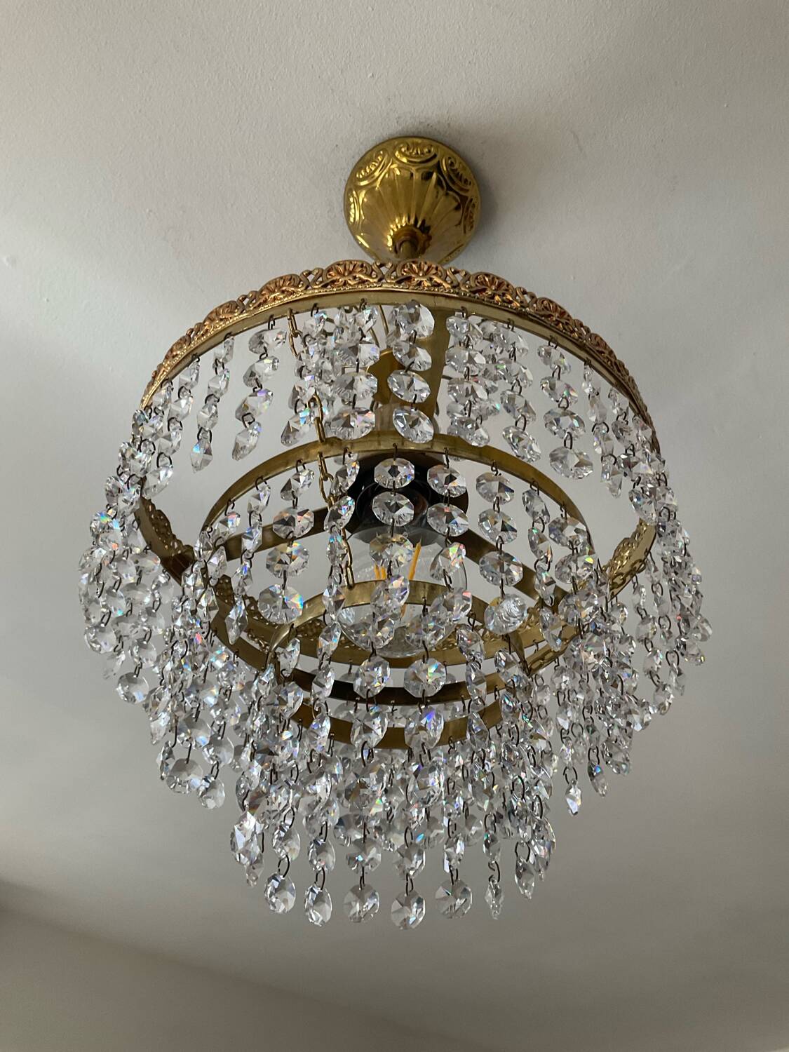 Chandelier with crystal and brass pendants