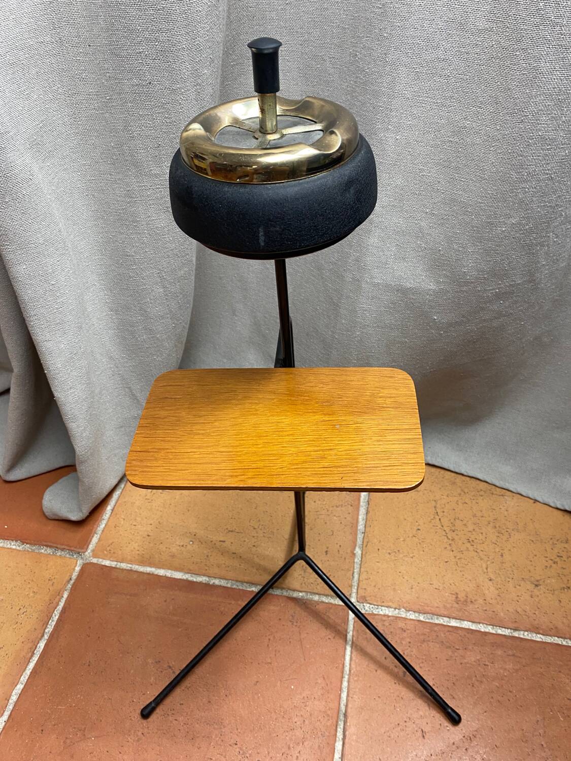 Metal tripod push ashtray