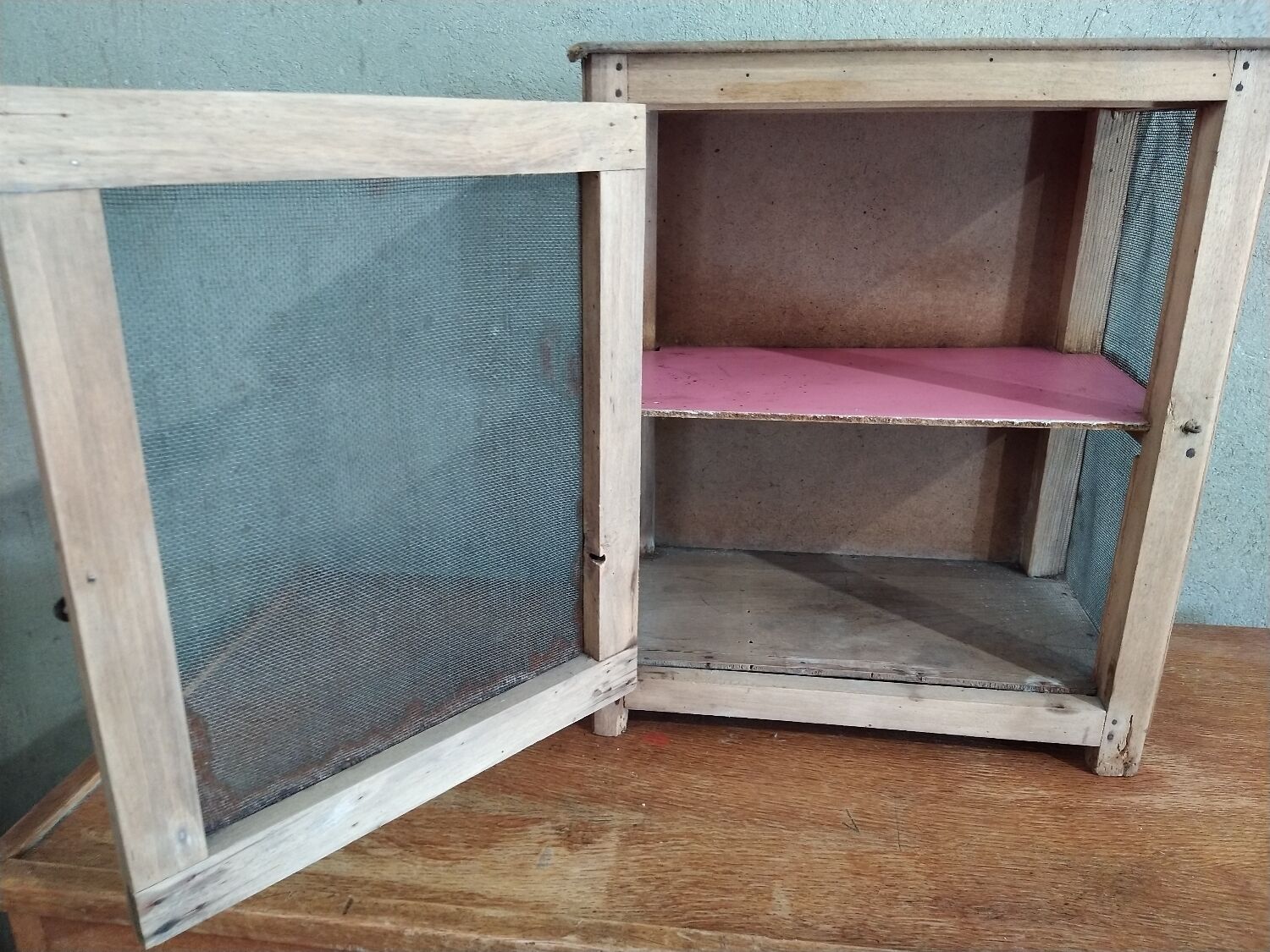 Wall-mounted pantry in vintage mesh wood