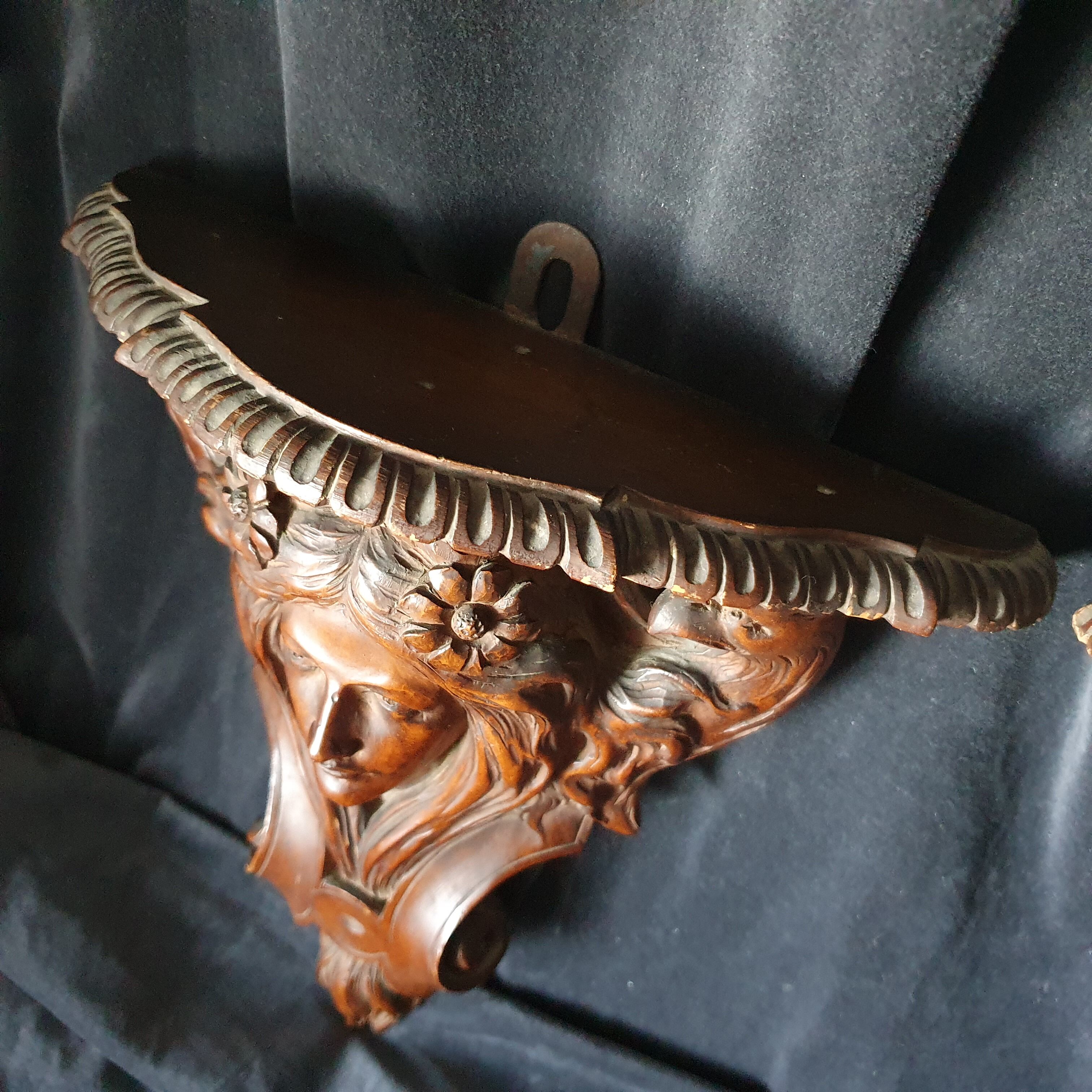 Paire d’étagères de mur d’art nouveau en bois