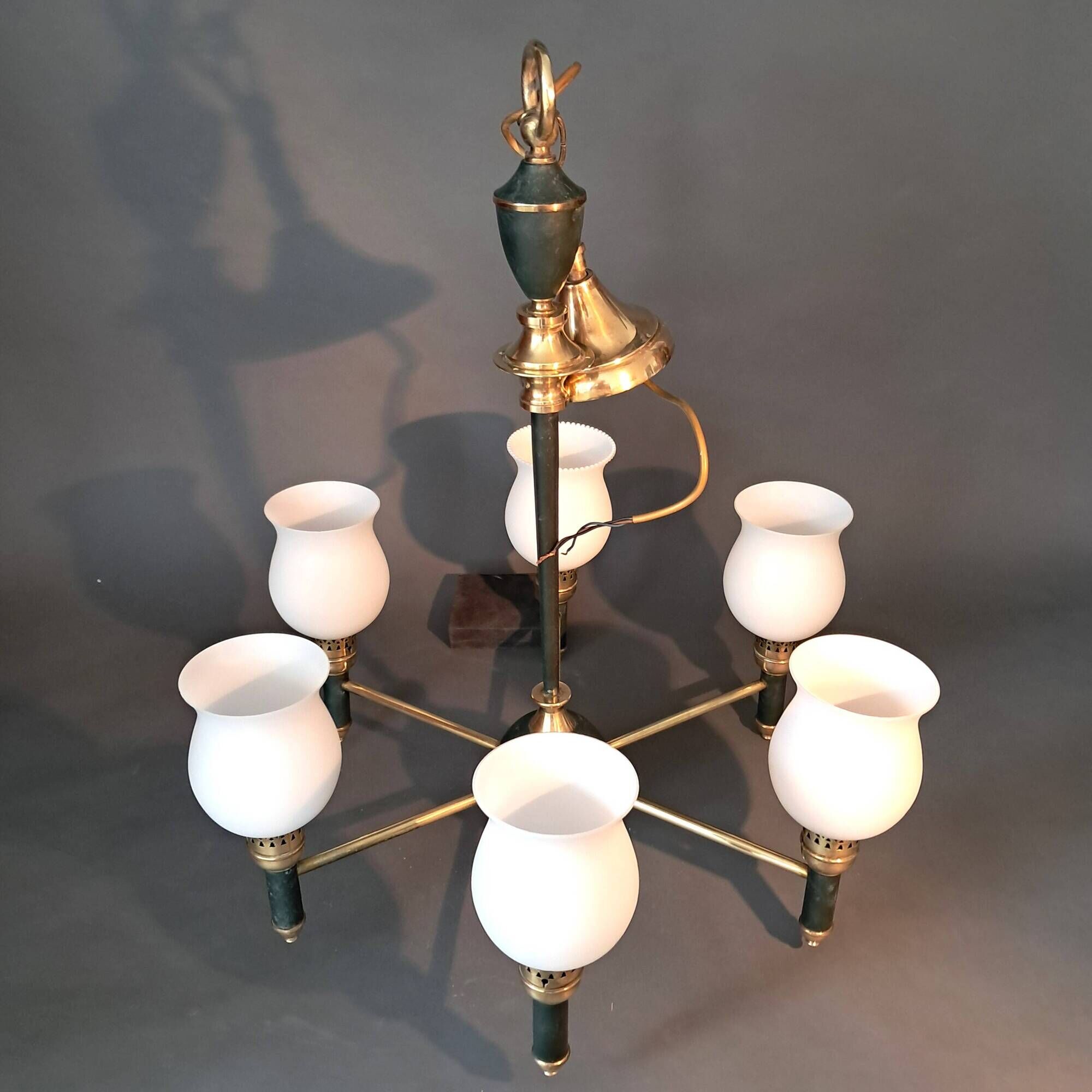 Maison Lunel 1960 6-light chandelier in gilded brass and green lacquered.