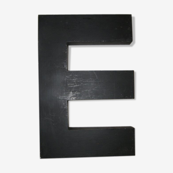 Ancienne lettre E en métal, hauteur 40cm