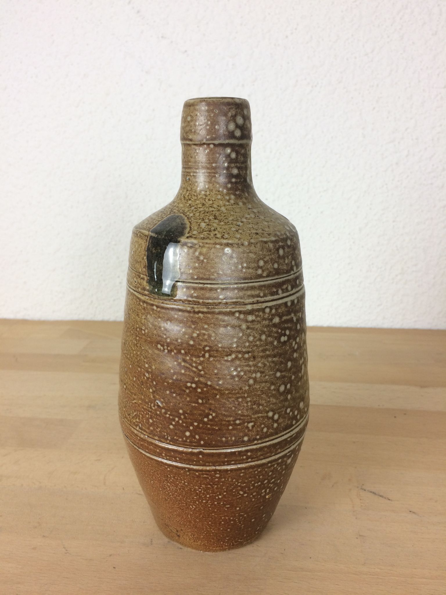 Bottle-shaped sandstone soliflore vase
