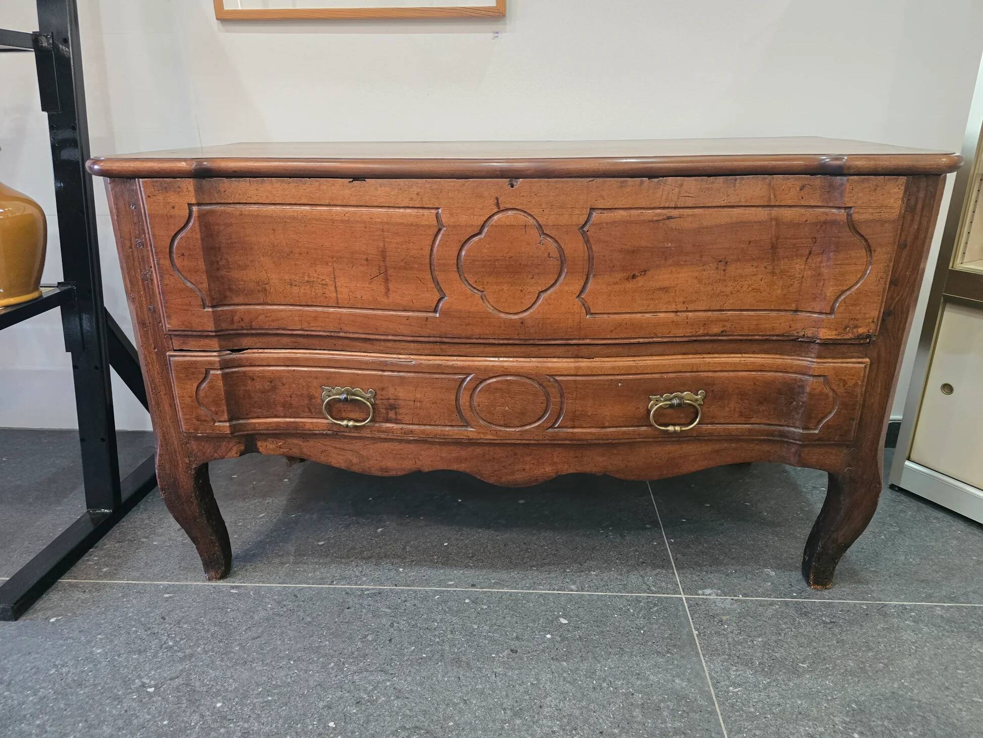 Regional walnut commode, Louis XV style – late 18th / early 19th century