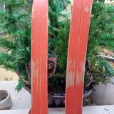 1 pair of children's skis