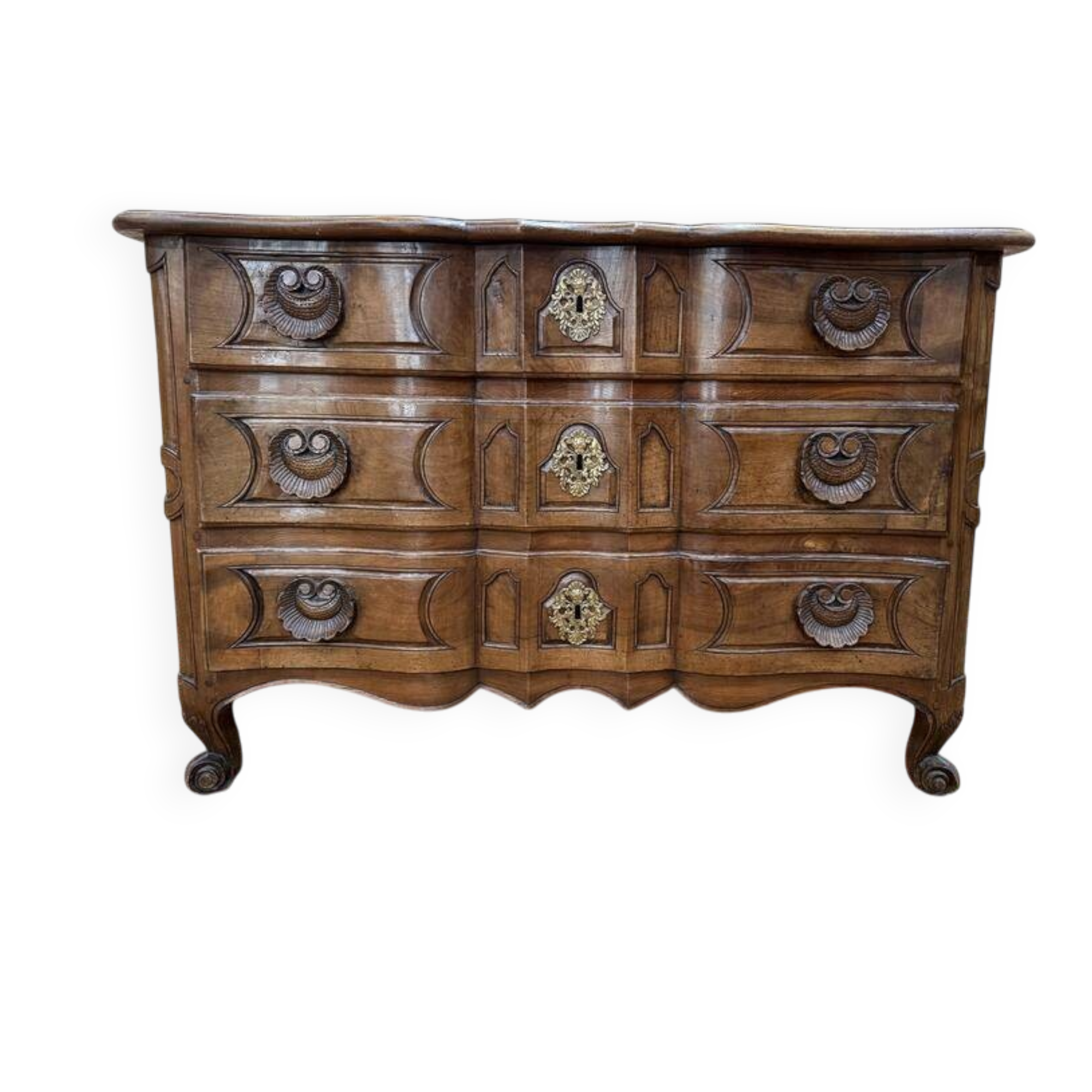 Commode époque Louis XV en noyer massif à poignée coquilles sculptées