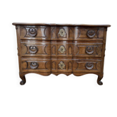 Commode époque Louis XV en noyer massif à poignée coquilles sculptées