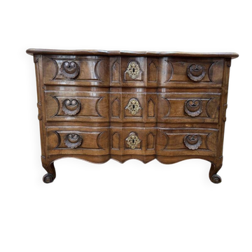 Commode époque Louis XV en noyer massif à poignée coquilles sculptées