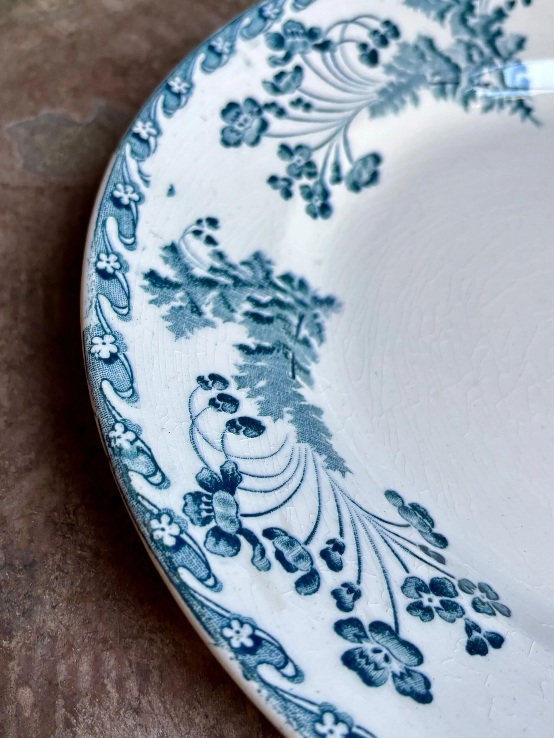 Round plate Longwy in blue ironstone, "Chartres" service.