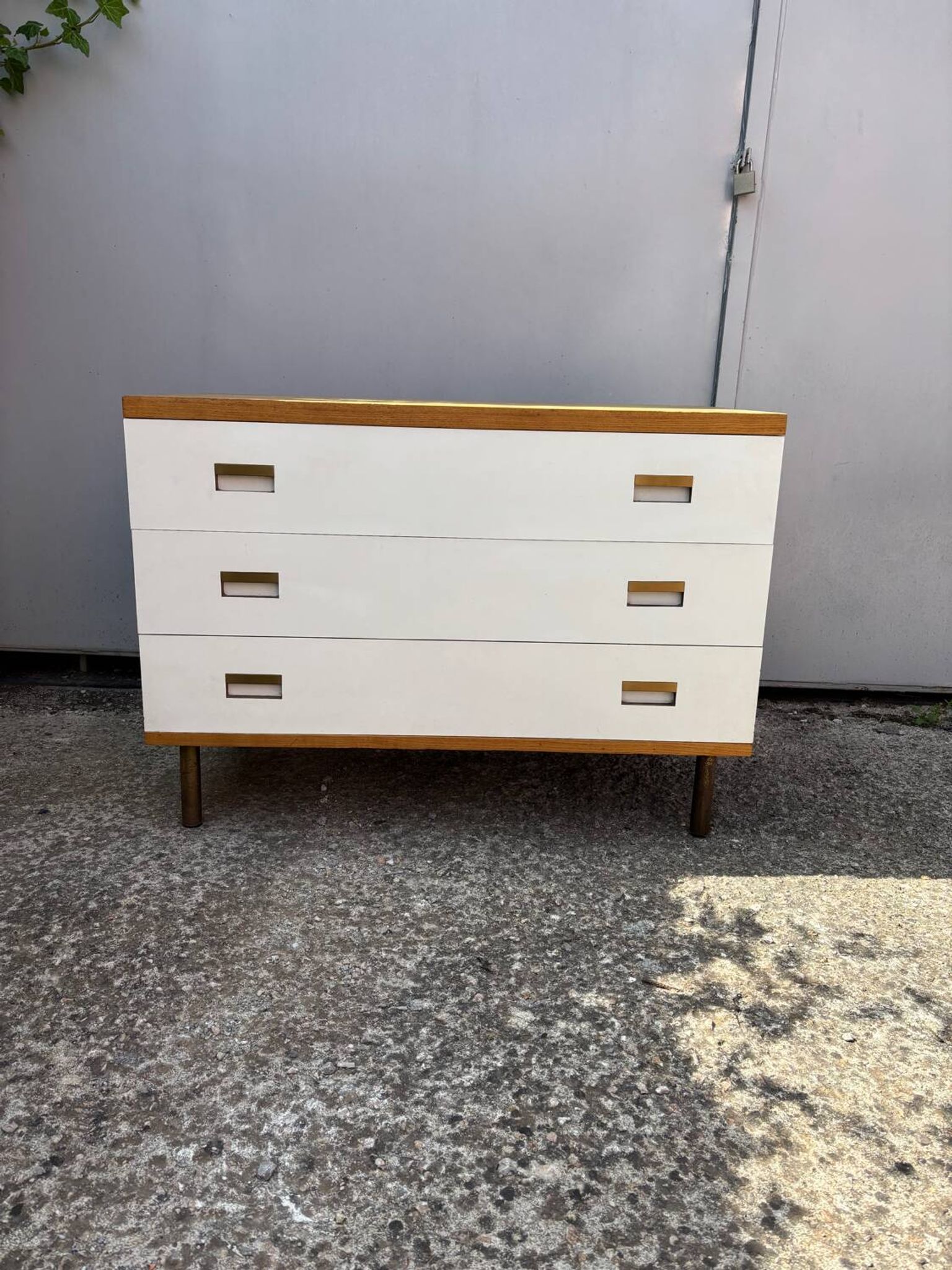 Commode années 70 chêne, laiton et placage blanc cassé