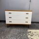 Commode années 70 chêne, laiton et placage blanc cassé