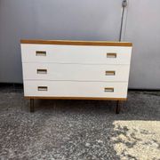 Commode années 70 chêne, laiton et placage blanc cassé