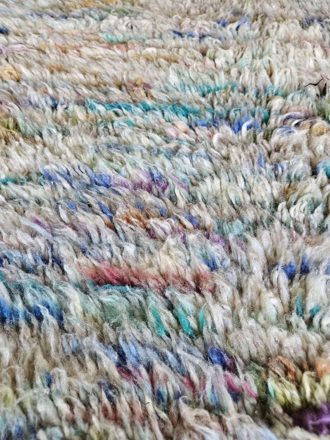 Berber boujaad rug in rustic wool 250 x 185 cm light mottled