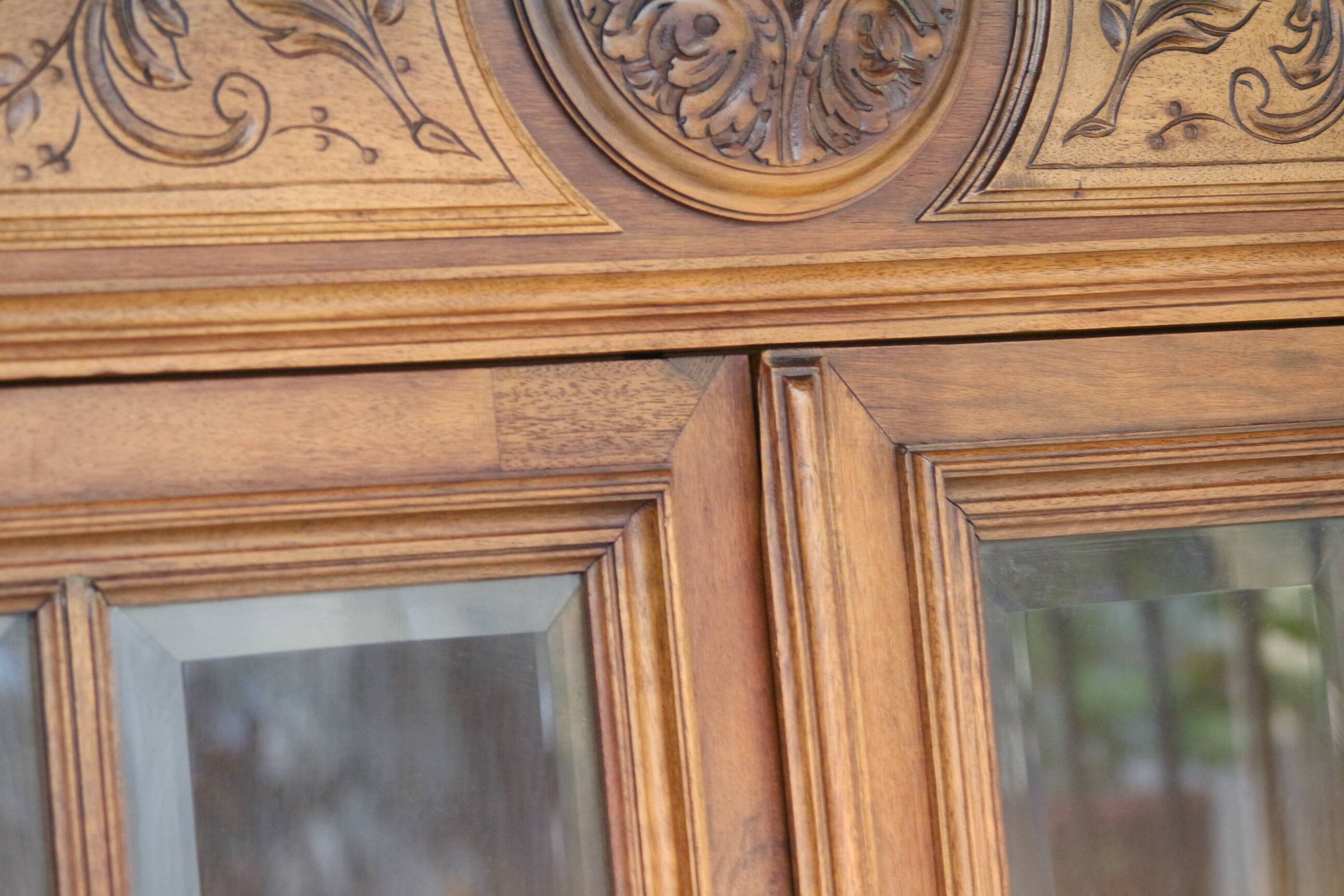 Armoire en noyer vers 1880