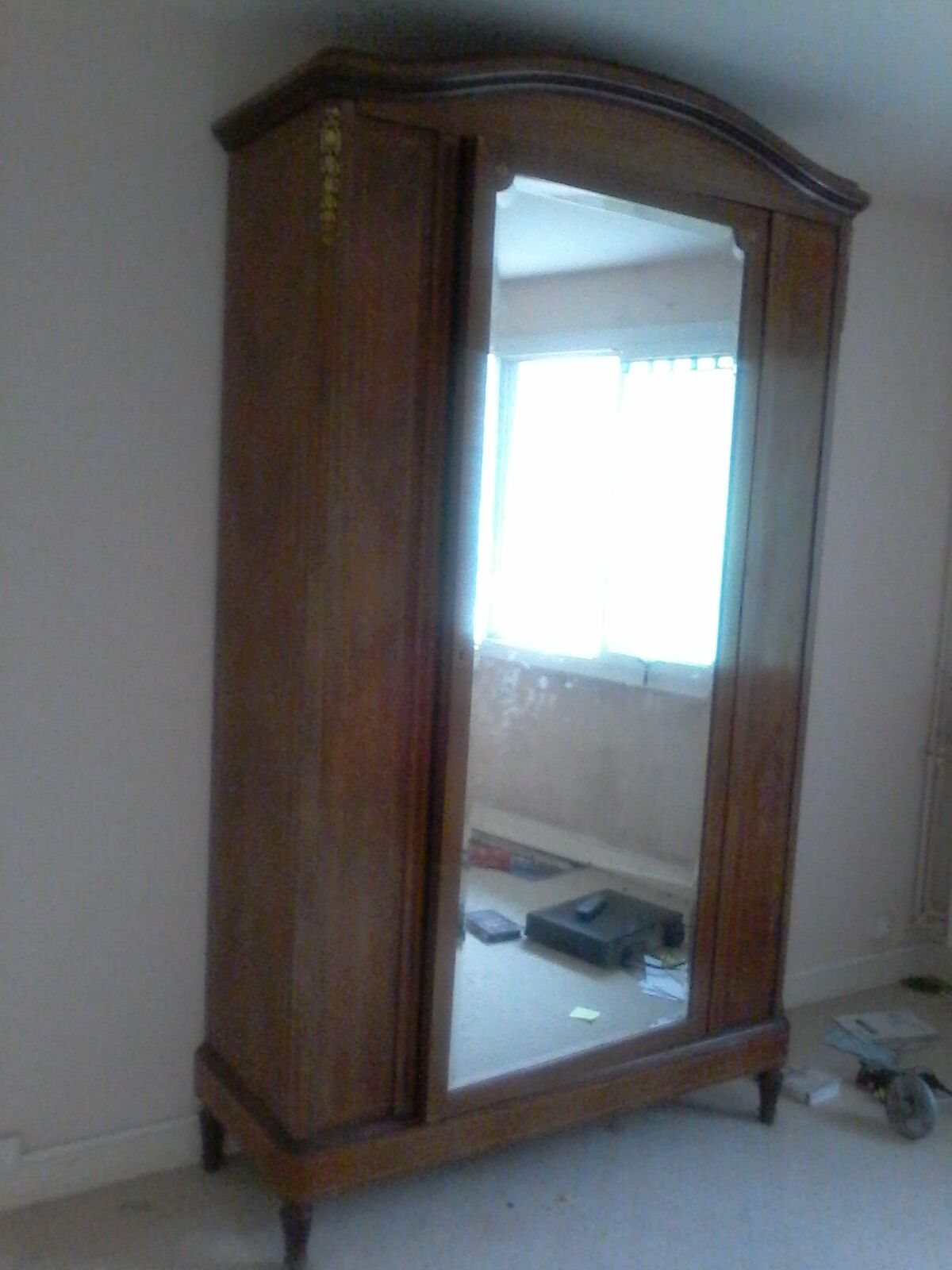 Wardrobe with one door