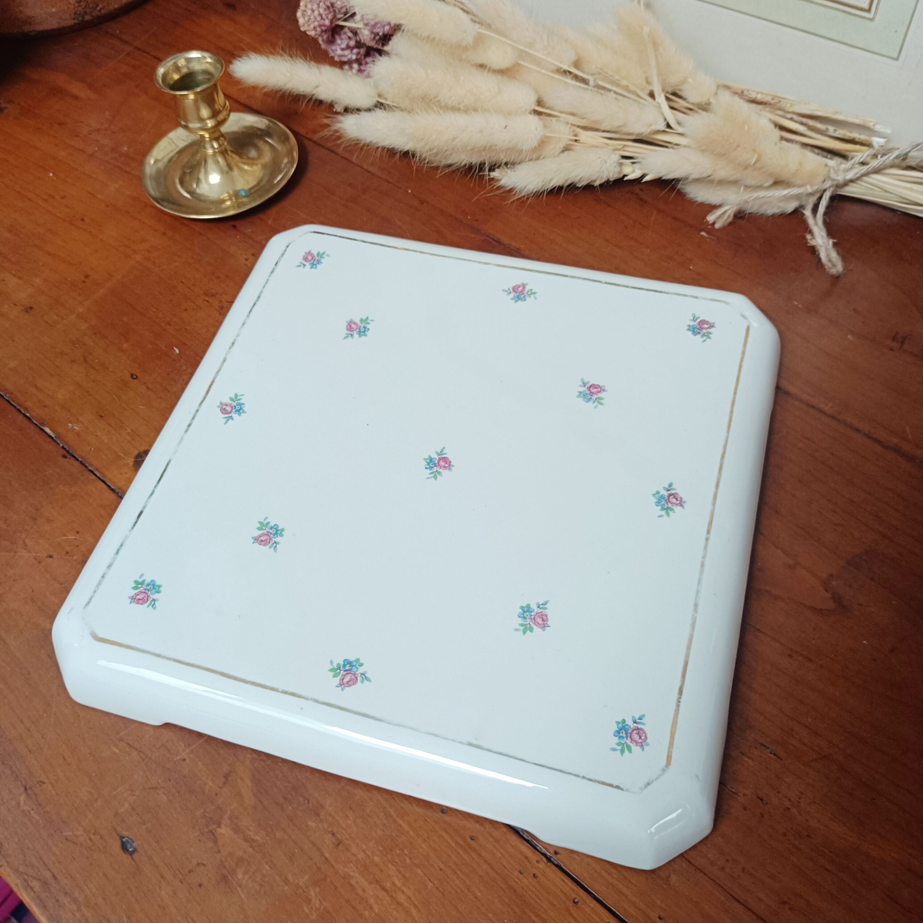 Flowery earthenware trivet